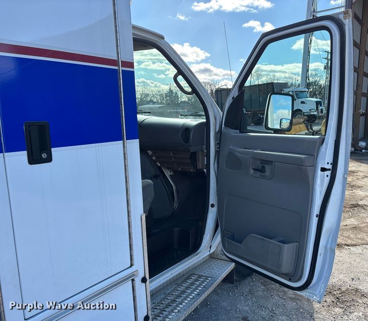 image for item DW7416 2002 Ford E350 ambulance