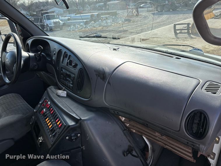 image for item DW7416 2002 Ford E350 ambulance