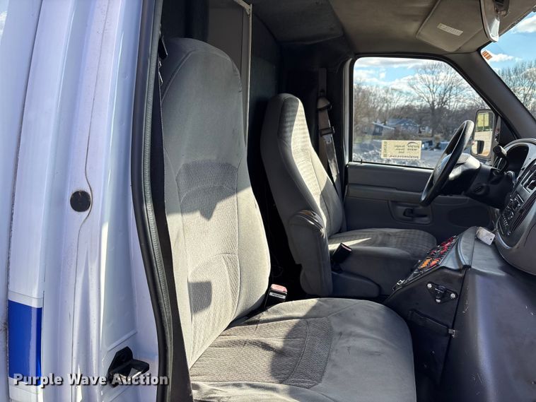 image for item DW7416 2002 Ford E350 ambulance