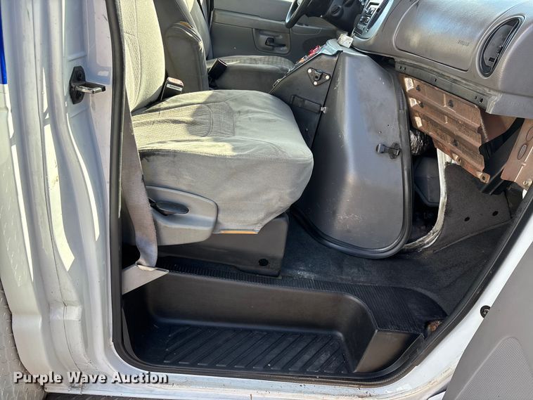 image for item DW7416 2002 Ford E350 ambulance