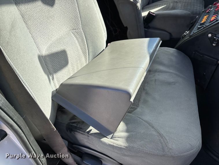 image for item DW7416 2002 Ford E350 ambulance