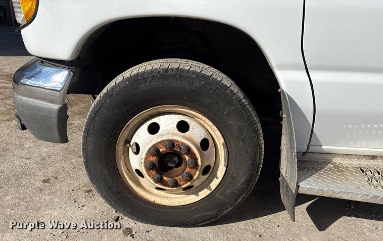 image for item DW7416 2002 Ford E350 ambulance