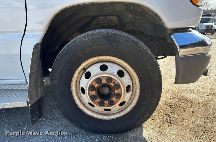 image for item DW7416 2002 Ford E350 ambulance