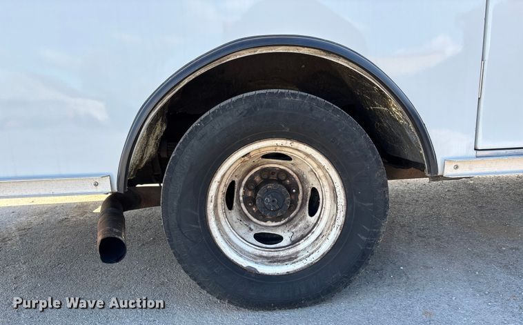 image for item DW7416 2002 Ford E350 ambulance