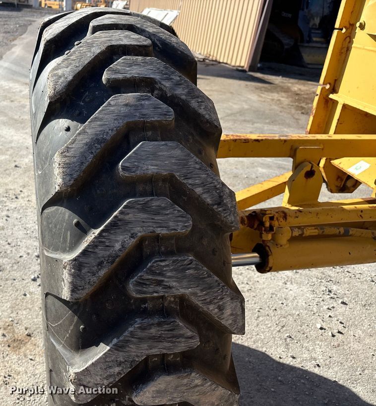 image for item DW7422 1993 Caterpillar 120G motor grader