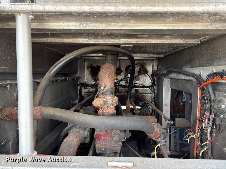 image for item DW7424 1988 Federal Motors pumper fire truck