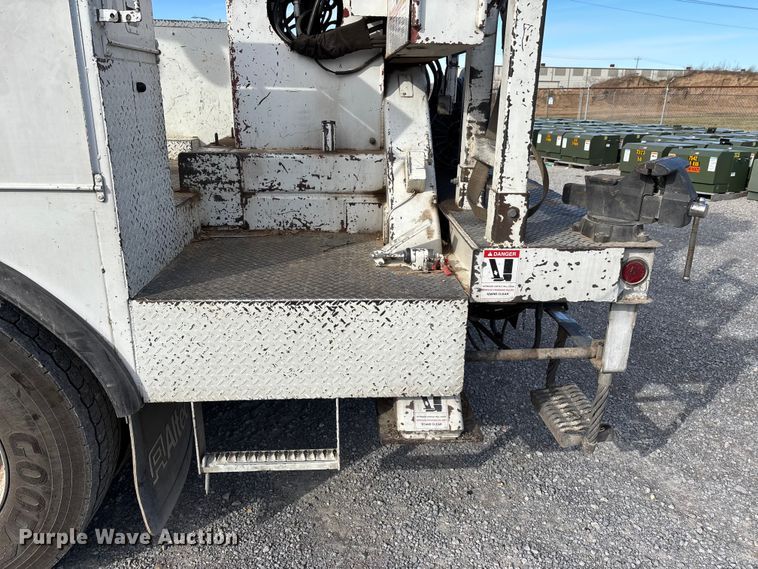 image for item DW7430 2005 Freightliner Business Class M2 digger derrick truck