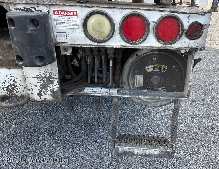 image for item DW7430 2005 Freightliner Business Class M2 digger derrick truck