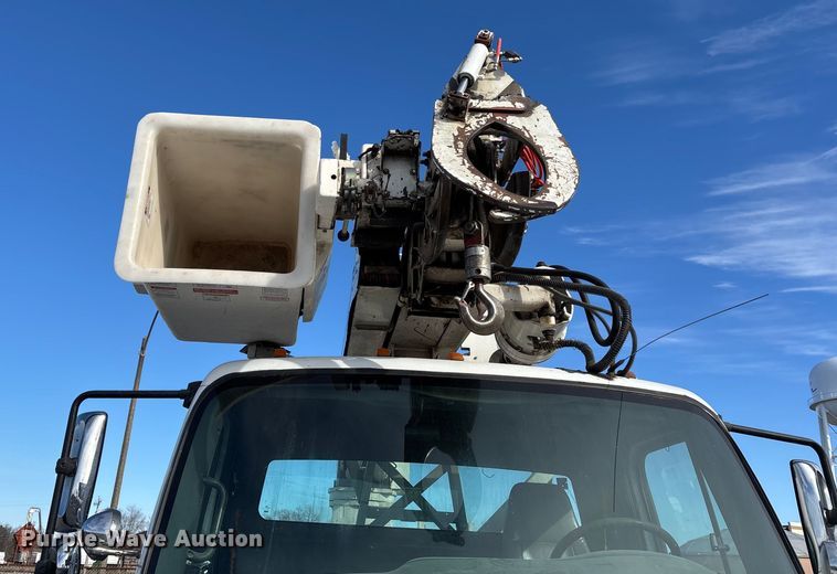 image for item DW7430 2005 Freightliner Business Class M2 digger derrick truck