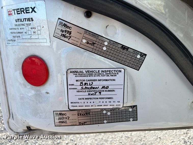 image for item DW7430 2005 Freightliner Business Class M2 digger derrick truck