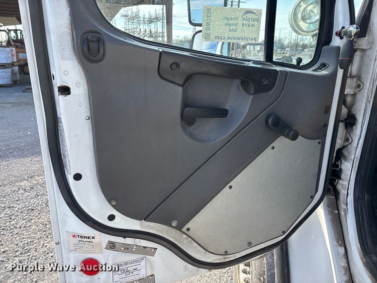 image for item DW7430 2005 Freightliner Business Class M2 digger derrick truck