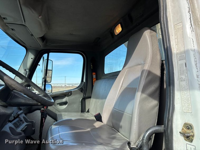 image for item DW7430 2005 Freightliner Business Class M2 digger derrick truck