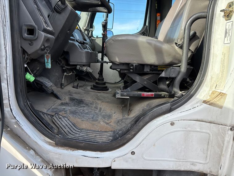 image for item DW7430 2005 Freightliner Business Class M2 digger derrick truck