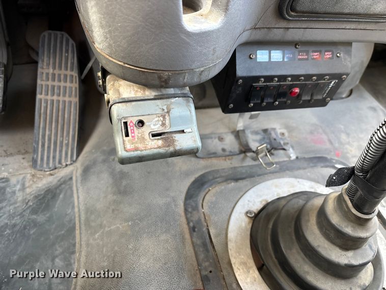 image for item DW7430 2005 Freightliner Business Class M2 digger derrick truck