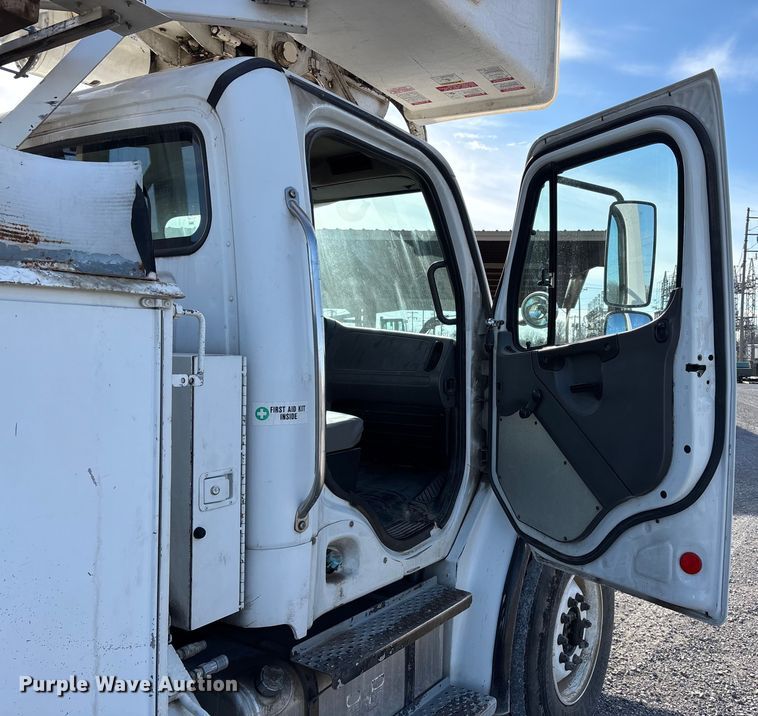 image for item DW7430 2005 Freightliner Business Class M2 digger derrick truck