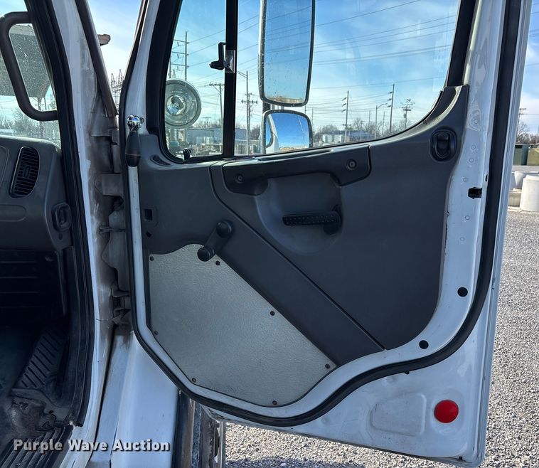 image for item DW7430 2005 Freightliner Business Class M2 digger derrick truck