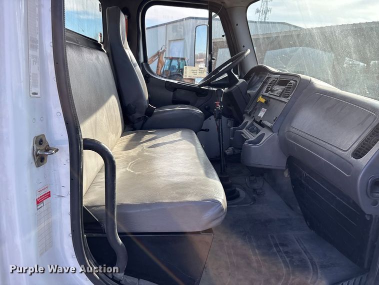 image for item DW7430 2005 Freightliner Business Class M2 digger derrick truck