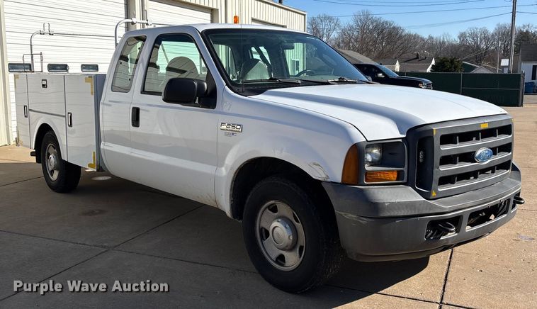 image for item DW7432 2005 Ford F250 XL Super Duty Ext. Cab utility bed pickup truck