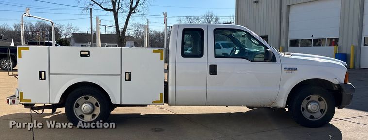 image for item DW7432 2005 Ford F250 XL Super Duty Ext. Cab utility bed pickup truck