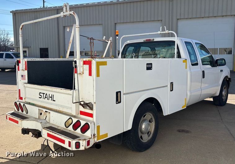 image for item DW7432 2005 Ford F250 XL Super Duty Ext. Cab utility bed pickup truck
