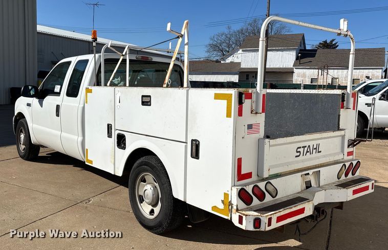 image for item DW7432 2005 Ford F250 XL Super Duty Ext. Cab utility bed pickup truck