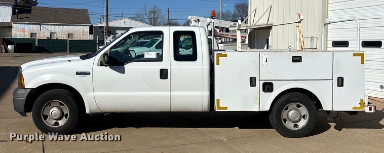 image for item DW7432 2005 Ford F250 XL Super Duty Ext. Cab utility bed pickup truck