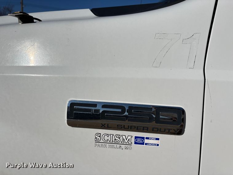 image for item DW7432 2005 Ford F250 XL Super Duty Ext. Cab utility bed pickup truck