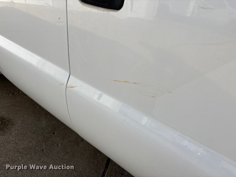 image for item DW7432 2005 Ford F250 XL Super Duty Ext. Cab utility bed pickup truck