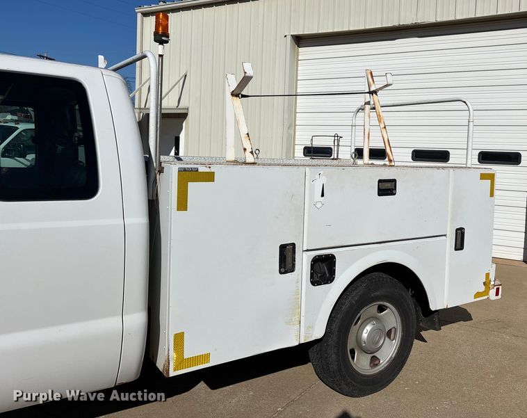 image for item DW7432 2005 Ford F250 XL Super Duty Ext. Cab utility bed pickup truck