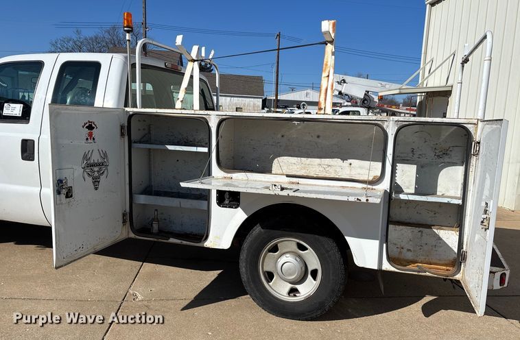 image for item DW7432 2005 Ford F250 XL Super Duty Ext. Cab utility bed pickup truck