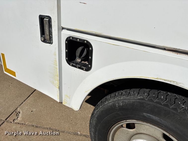 image for item DW7432 2005 Ford F250 XL Super Duty Ext. Cab utility bed pickup truck