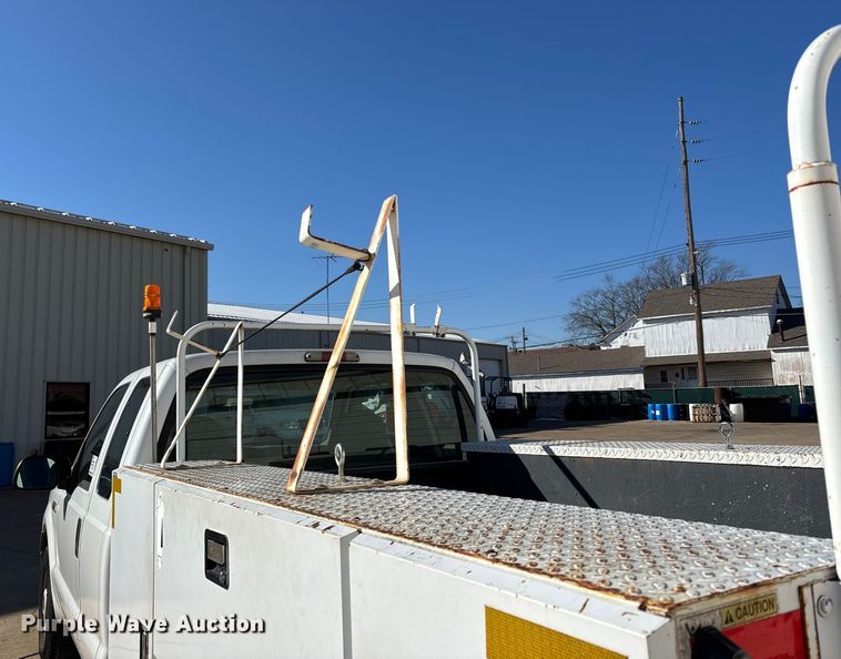 image for item DW7432 2005 Ford F250 XL Super Duty Ext. Cab utility bed pickup truck