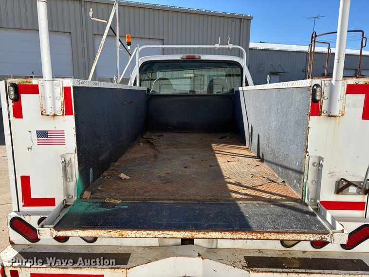 image for item DW7432 2005 Ford F250 XL Super Duty Ext. Cab utility bed pickup truck