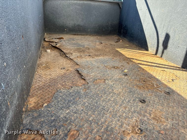 image for item DW7432 2005 Ford F250 XL Super Duty Ext. Cab utility bed pickup truck