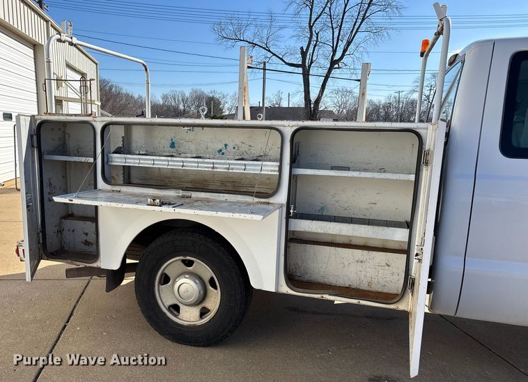 image for item DW7432 2005 Ford F250 XL Super Duty Ext. Cab utility bed pickup truck