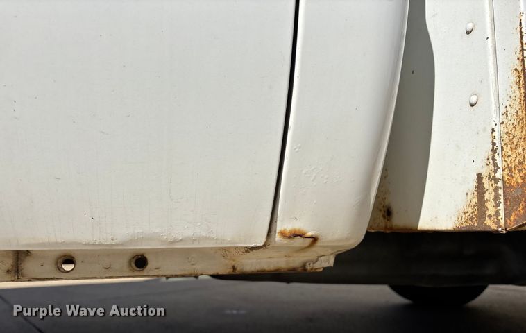 image for item DW7432 2005 Ford F250 XL Super Duty Ext. Cab utility bed pickup truck