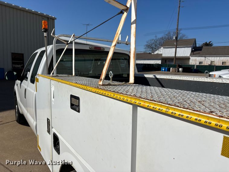 image for item DW7432 2005 Ford F250 XL Super Duty Ext. Cab utility bed pickup truck