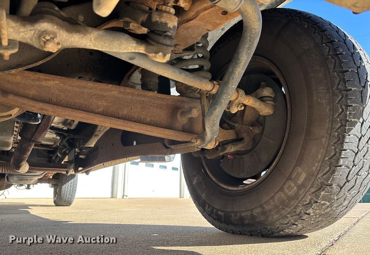 image for item DW7432 2005 Ford F250 XL Super Duty Ext. Cab utility bed pickup truck