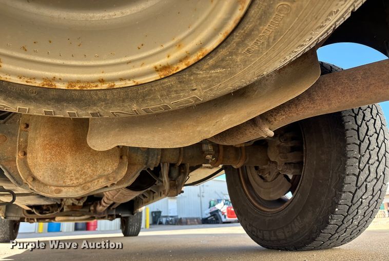 image for item DW7432 2005 Ford F250 XL Super Duty Ext. Cab utility bed pickup truck