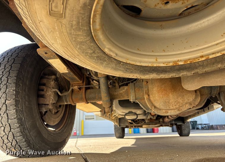 image for item DW7432 2005 Ford F250 XL Super Duty Ext. Cab utility bed pickup truck