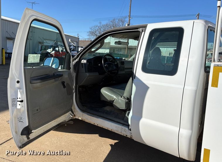 image for item DW7432 2005 Ford F250 XL Super Duty Ext. Cab utility bed pickup truck