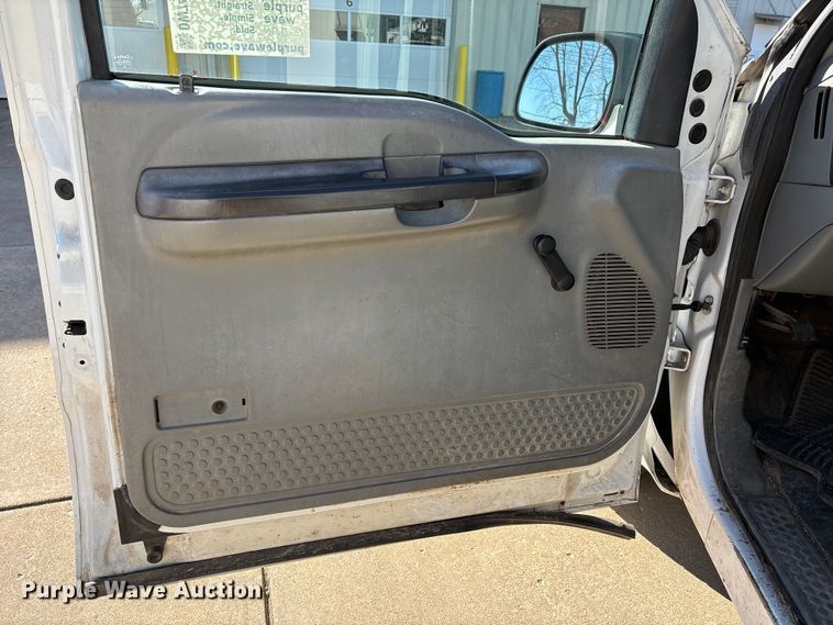 image for item DW7432 2005 Ford F250 XL Super Duty Ext. Cab utility bed pickup truck