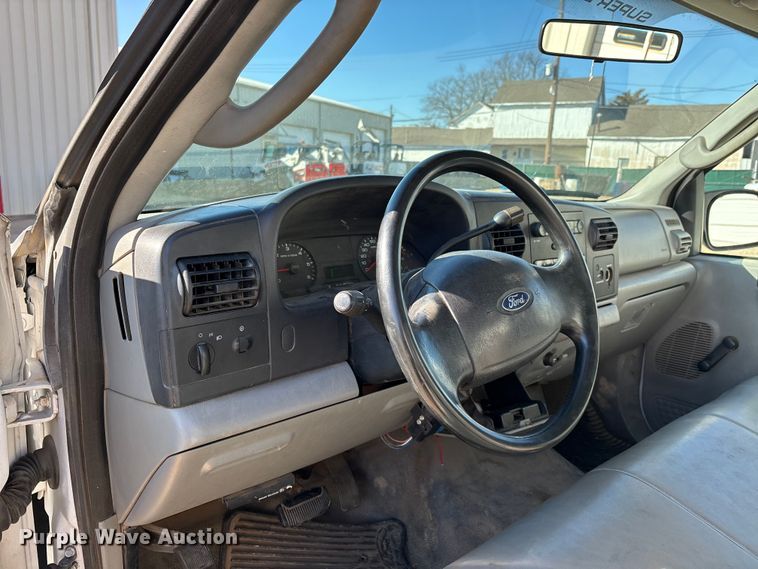 image for item DW7432 2005 Ford F250 XL Super Duty Ext. Cab utility bed pickup truck