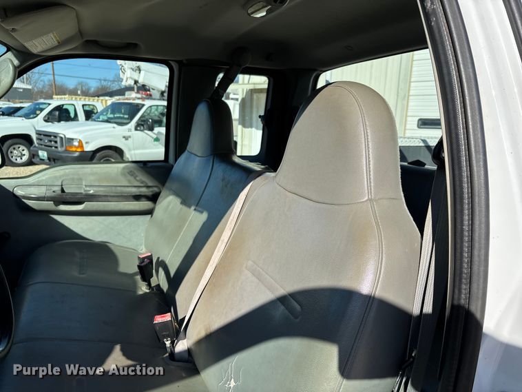 image for item DW7432 2005 Ford F250 XL Super Duty Ext. Cab utility bed pickup truck