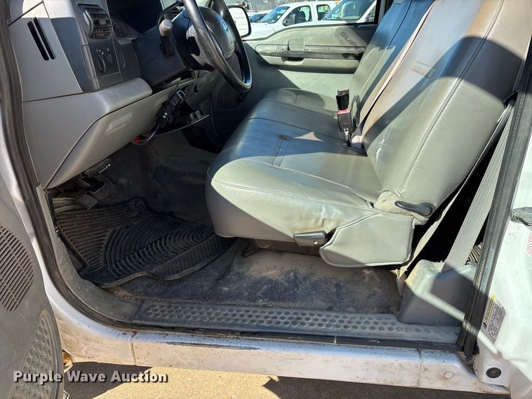 image for item DW7432 2005 Ford F250 XL Super Duty Ext. Cab utility bed pickup truck