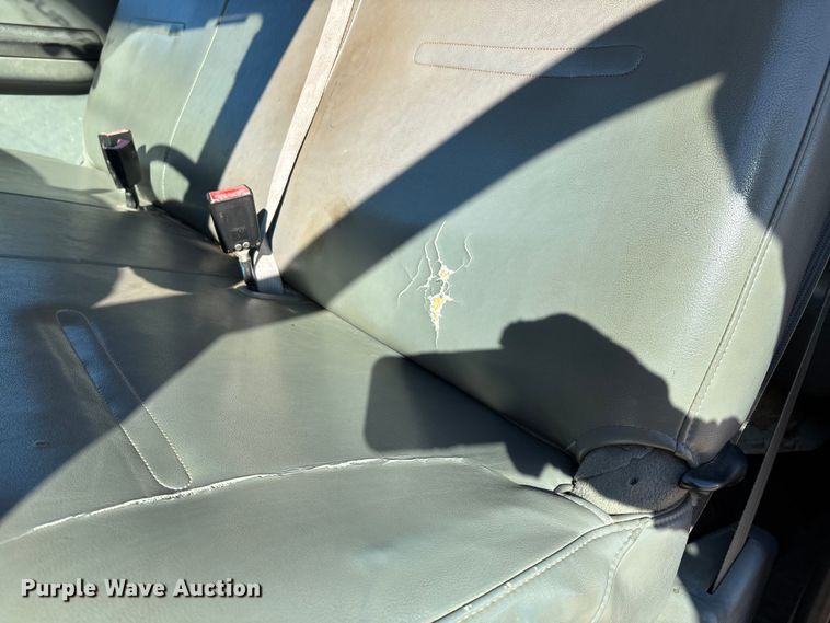 image for item DW7432 2005 Ford F250 XL Super Duty Ext. Cab utility bed pickup truck