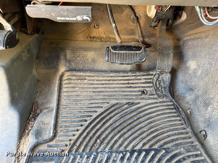 image for item DW7432 2005 Ford F250 XL Super Duty Ext. Cab utility bed pickup truck