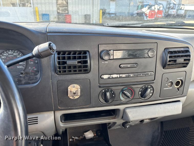 image for item DW7432 2005 Ford F250 XL Super Duty Ext. Cab utility bed pickup truck