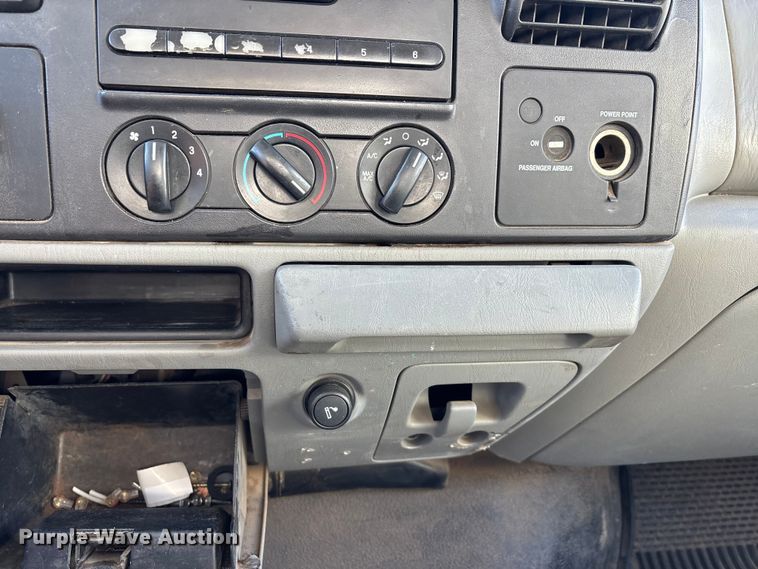 image for item DW7432 2005 Ford F250 XL Super Duty Ext. Cab utility bed pickup truck