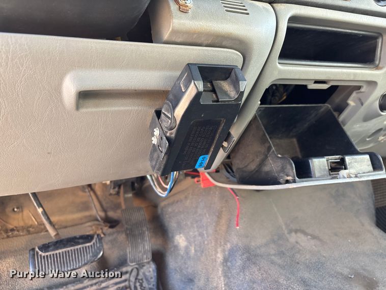 image for item DW7432 2005 Ford F250 XL Super Duty Ext. Cab utility bed pickup truck